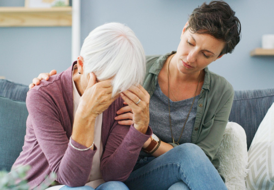 How to Talk to a Parent with Dementia: Top Dos and Don'ts